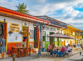 Between mountains and the aroma of coffee